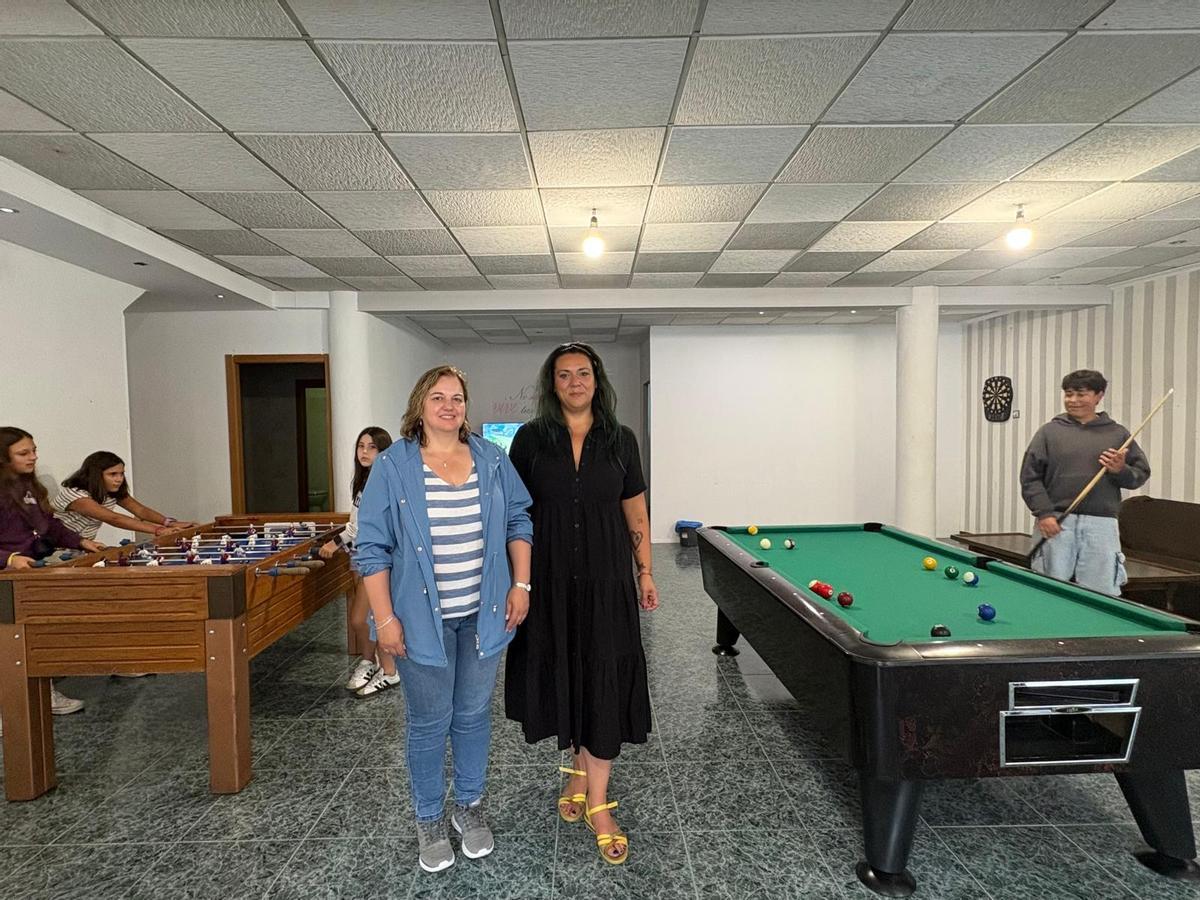 La alcaldesa Montse Fernández y la edil Esther López en la sala principal del centro.