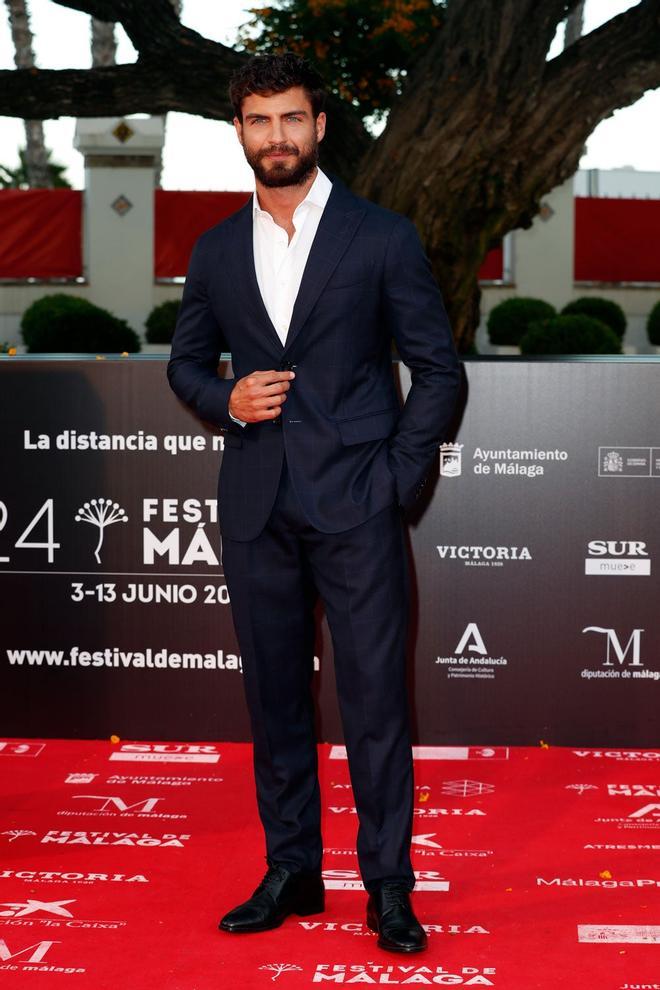 Maxi Iglesias en el festival de Málaga con traje de Emporio Armani