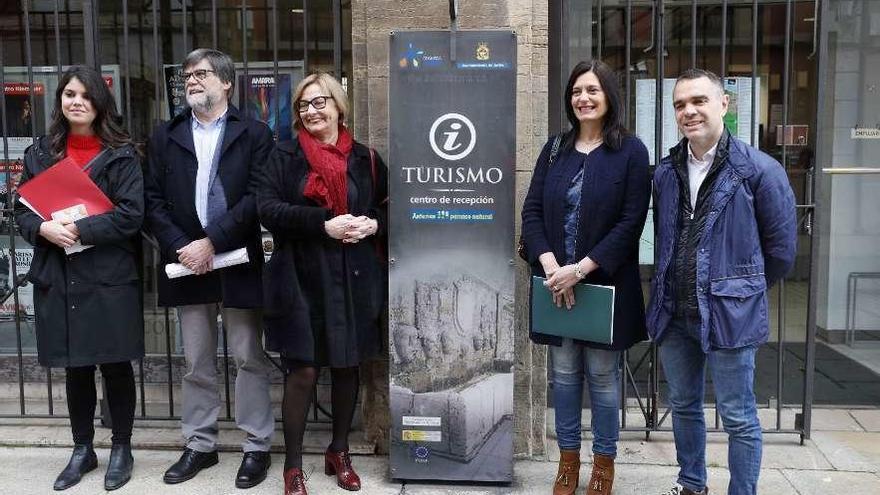 Por la izquierda, Raquel Ruiz, Alberto Tirador, Mariví Monteserín, Yasmina Triguero e Iván Fernández, ayer, ante la Oficina de Turismo de Avilés.