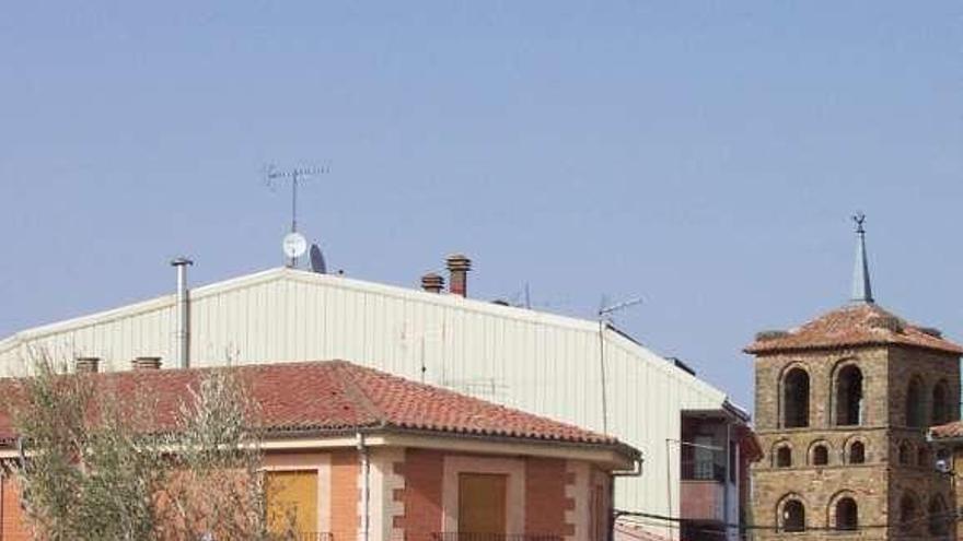 Vista del Ayuntamiento de Tábara, situado en la plaza.