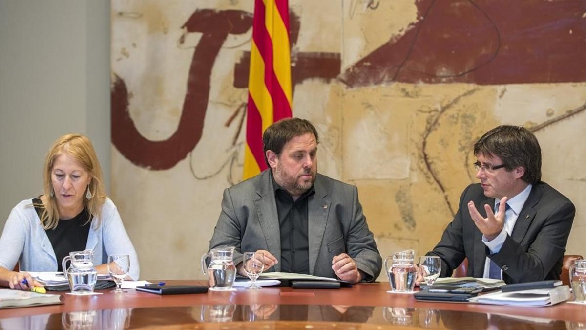 Neus Munté, Oriol Junqueras y Carles Puigdemont, en una reunión del Consell Executiu.