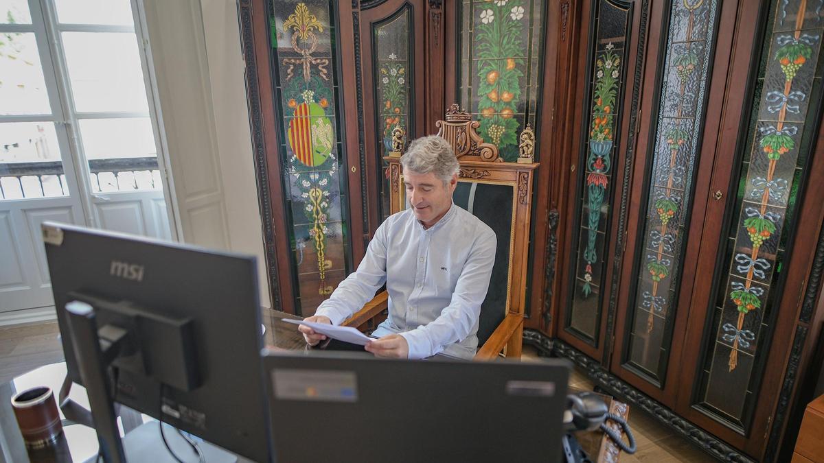 Pepe Vegara en el Ayuntamiento de Orihuela