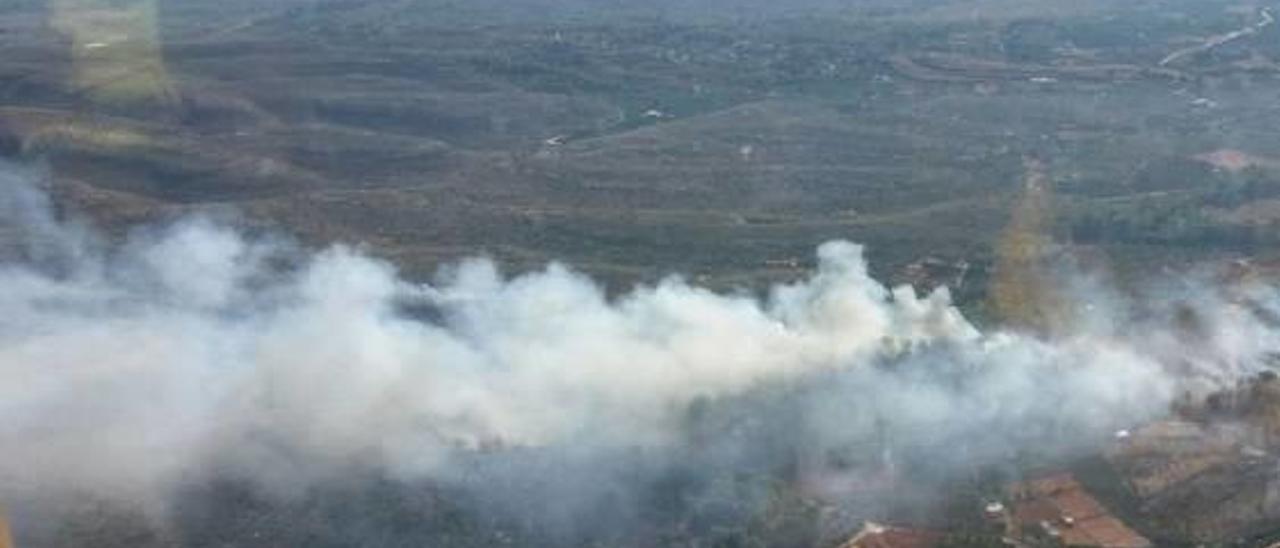 Vista aérea del incendio de Rafelguaraf a media tarde.