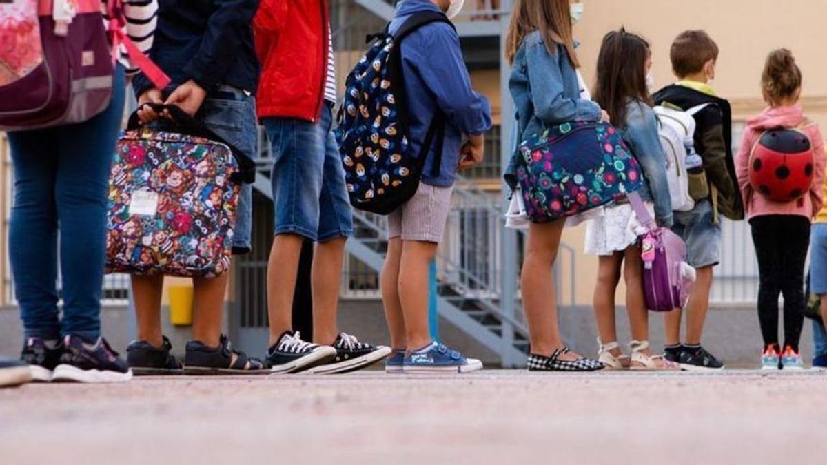 Niños en el patio de un colegio de Zamora capital.