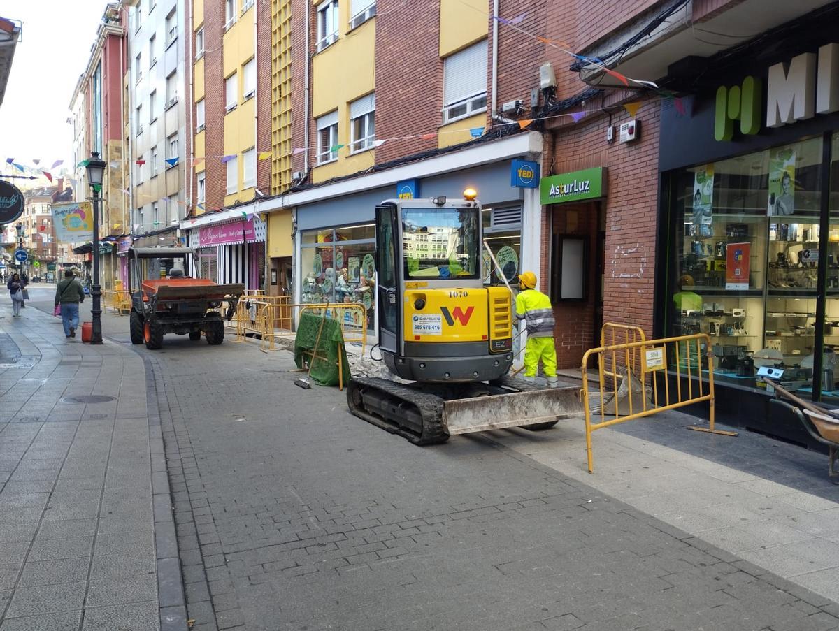 Los trabajos para renovar la red eléctrica en el barrio de La Pomar.