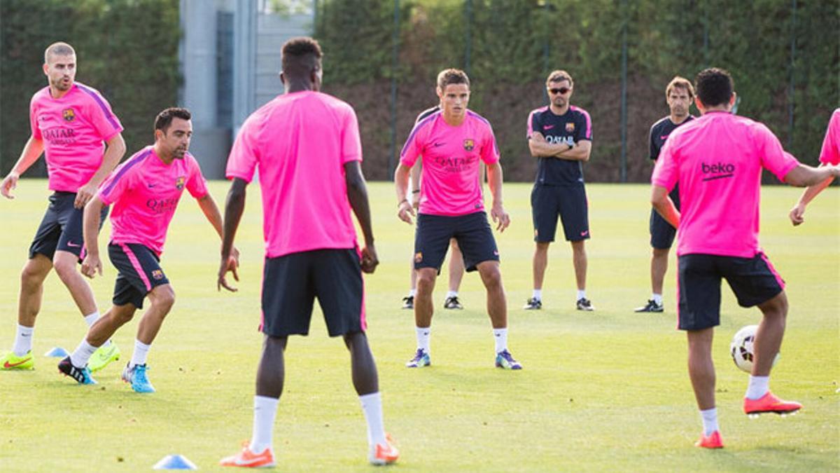 Luis Enrique observa el entreno del Barça
