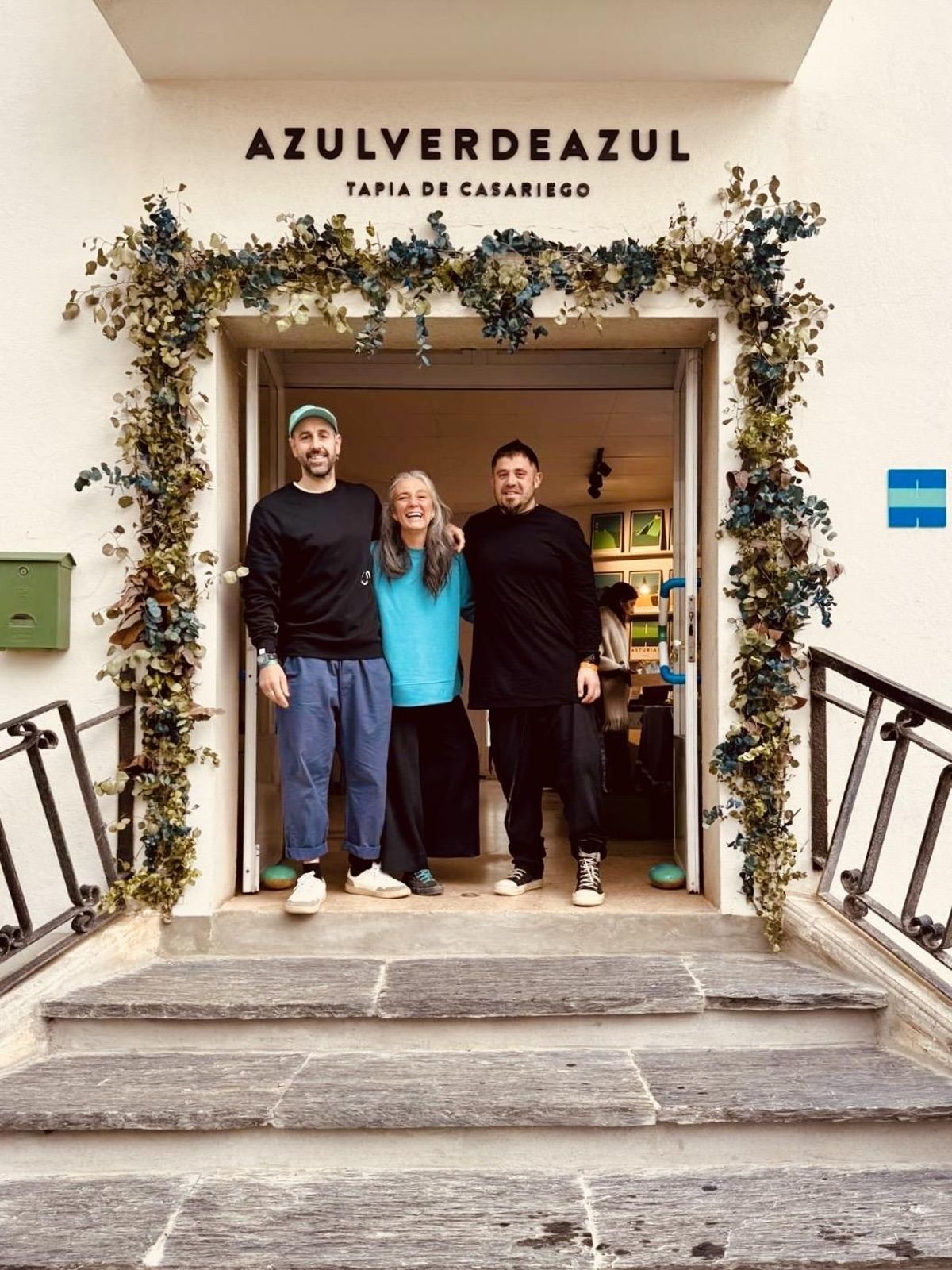 Bitan Franco, Natalia Marín y Sito Morillo a las puertas de la tienda tapiega.