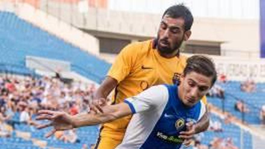 Berrocal protege el balón ante la presión del azulgrana Fali.