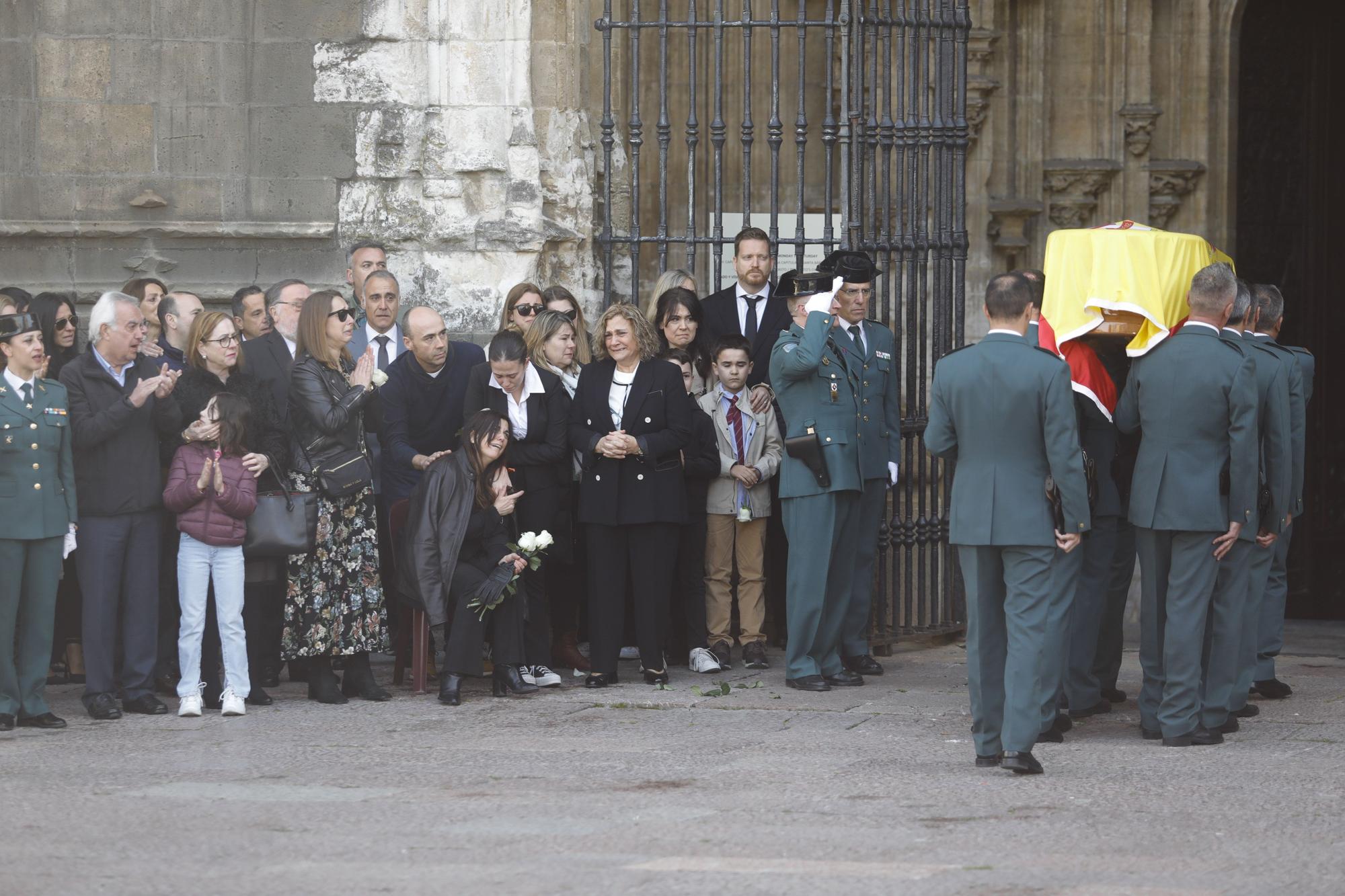 En imágenes: funeral en la catedral de Oviedo del guardia civil que evitó una masacre ciclista en Pravia