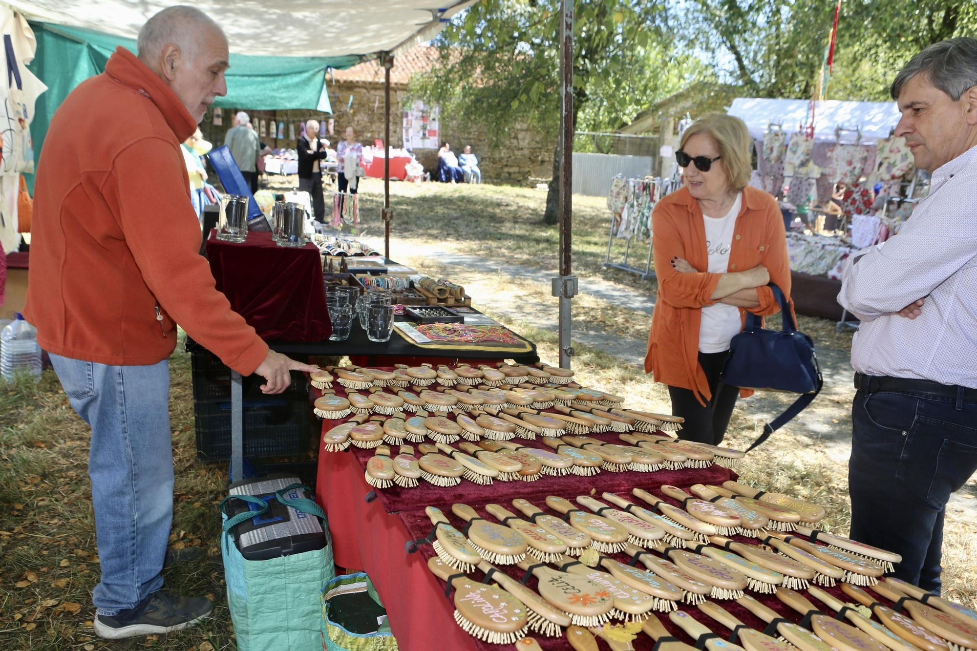 A feira contaba con cepillos de madeira personalizados.