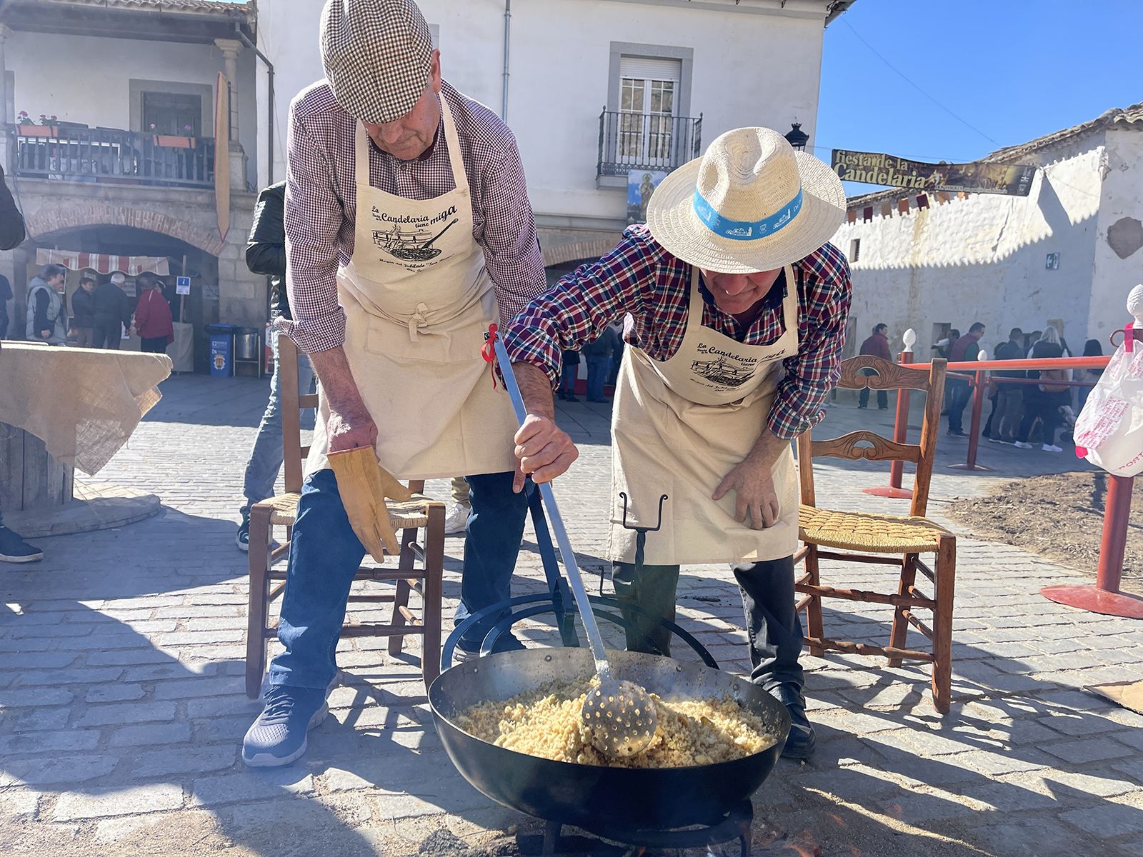 Multitudinaria celebración de la Candelaria en la Plaza de la Villa de Dos Torres