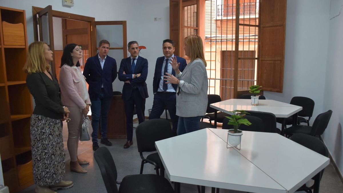 Visita institucional al inmueble de la calle Engai que alberga a personas sin hogar.