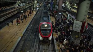 21/03/2022 Acumulación de viajeros en un andén de la estación de Atocha, a 21 de marzo de 2022, en Madrid (España). A primera hora del día de hoy se ha producido una incidencia en el sistema informático afectando a la señalización de la estación de Chamartín lo que ha derivado en demoras y cambios en el recorrido de los trenes de Cercanías de la práctica totalidad de las líneas. La incidencia se ha identificado como consecuencia de los trabajos para la puesta en explotación en dicha estación. SOCIEDAD Jesús Hellín - Europa Press