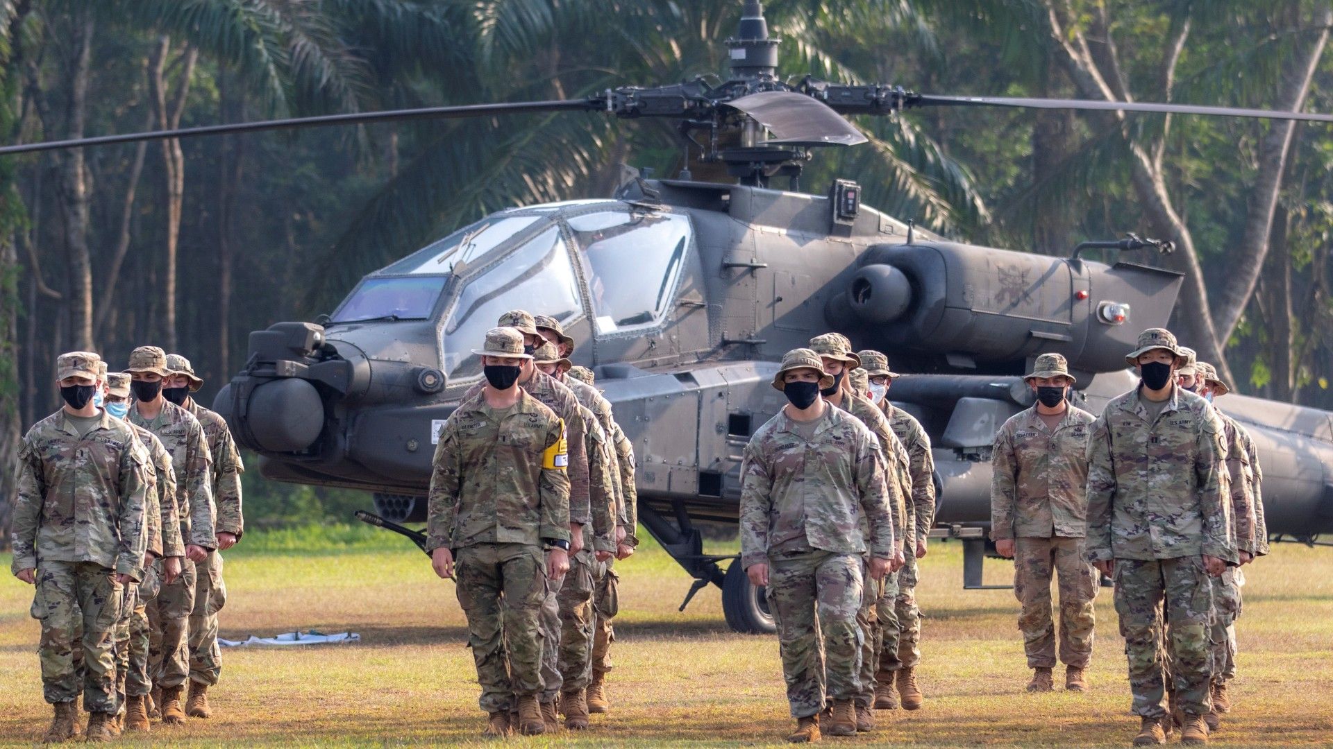 Soldados estadounidenses se entrenan en el centro de combate indonesio de Baturaja, al sur de la isla indonesia de Sumatra, este miércoles.
