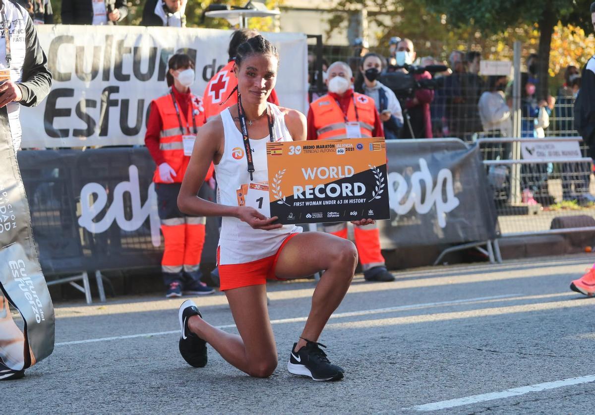 Letesenbet Gidey, con el cartel de récord del mundo de Medio Maratón