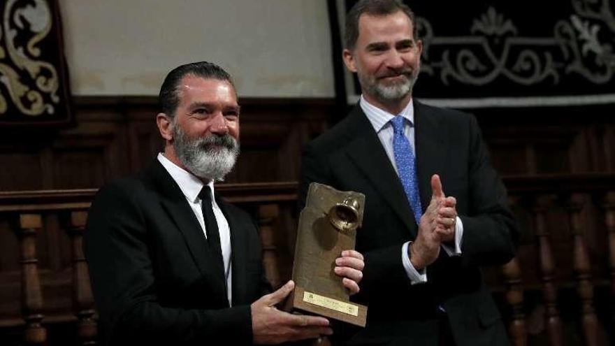 Antonio Banderas, tras recoger el galardón de manos del Rey. // Efe