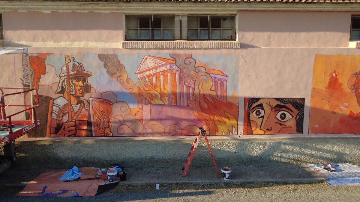 Miguel Peralta es el autor del gran mural que recuerda la historia del municipio.