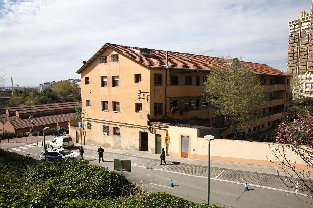 Edificio El Barco de Esplugues, desalojado el lunes por riesgo de derrumbe y en el que actualmente cinco vecinos se niegan a salir.