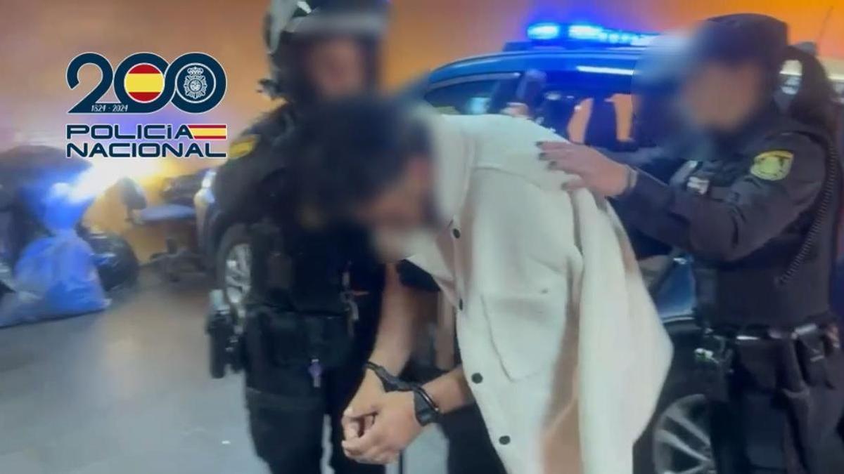 Traslado del detenido, que ha sido localizado en Alicante.