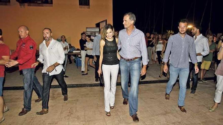 Los reyes Felipe y Letizia en el club de vela de Calanova durante el concierto.