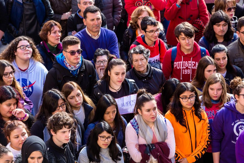 Más de 300 personas se concentran para expresar su condena a la supuesta agresión sexual