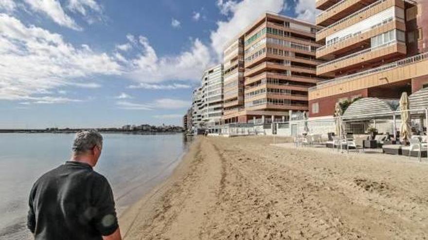 Una imagen de Torrevieja, con edificios prácticamente encima del mar/Foto Tony Sevila