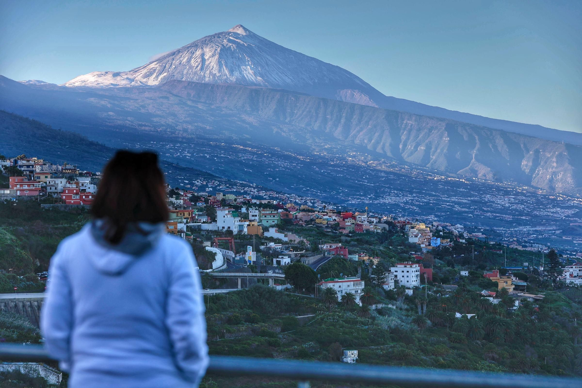 El Teide 'regala' a los tinerfeños un manto nevado por Navidad