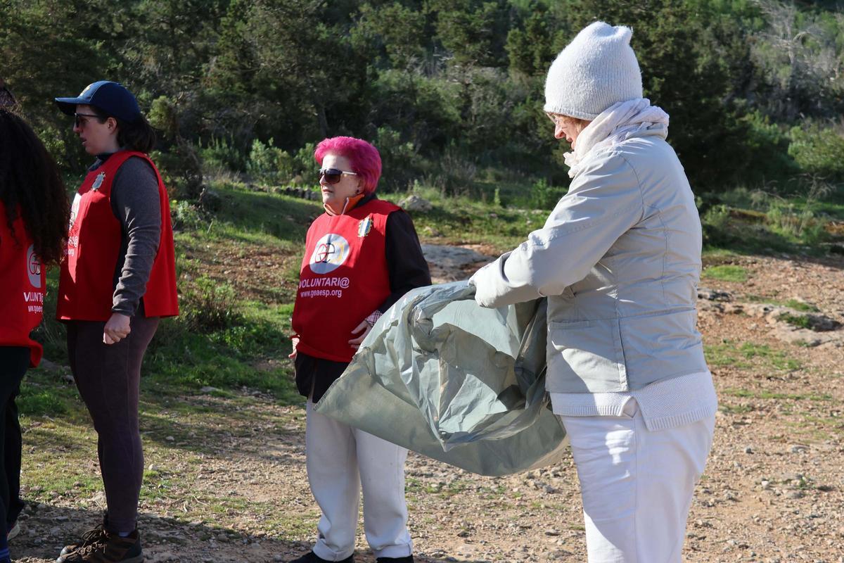 La XVII Jornada de Limpieza en Sa Talaia concluye con la recogida de 400 kilos de residuos La XVII Jornada de Limpieza en Sa Talaia concluye con la recogida de 400 kilos de residuos
