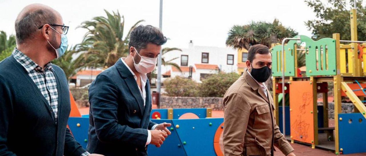 Luis Yeray Gutiérrez (centro), durante una visita al parque Mayber Llombert.