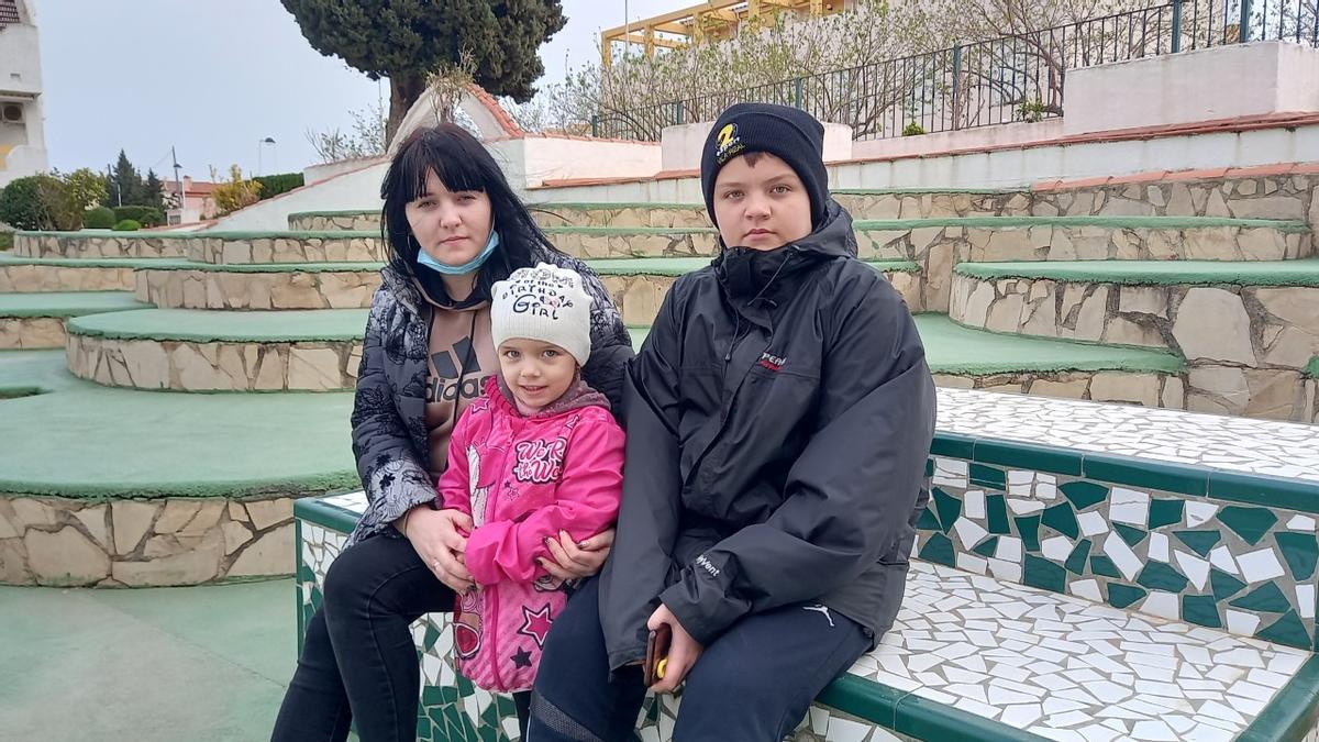 Yulia llegó con su hija Angelina (3 años) y su hijo Dennis (13) a Alcalà.