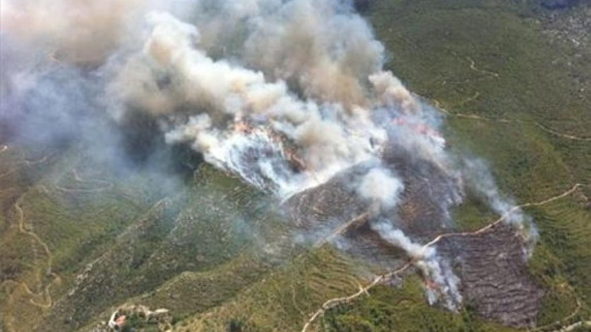 Imagen aérea del incendio de La Riba.