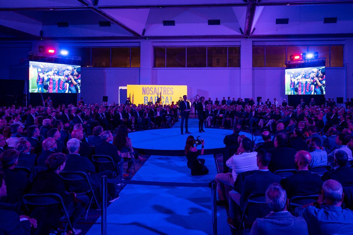 Imagen panorámica de la presentación de la precandidatura de Font.