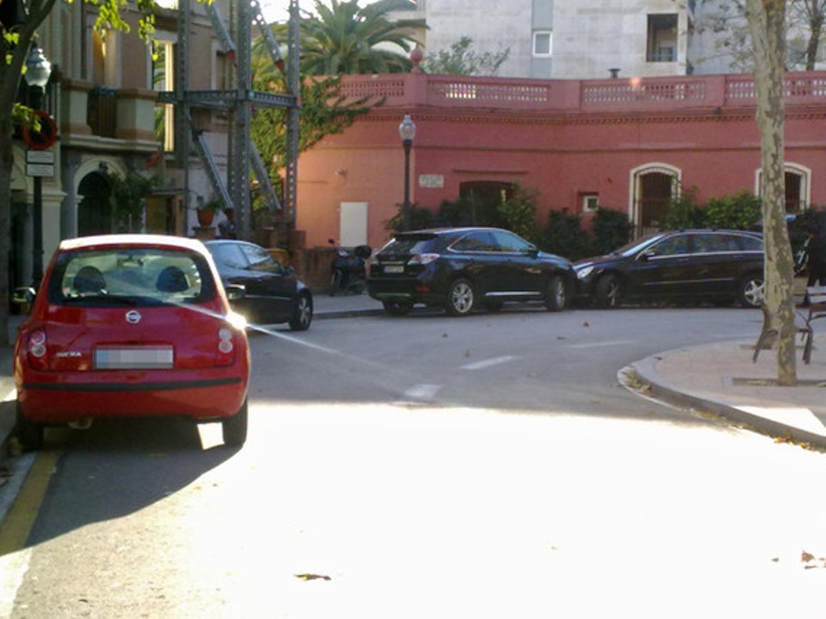Gir impossible per a l’autobús. Aquesta fotografia, feta diumenge passat a la plaça de Pedralbes de Barcelona, mostra uns automòbils aparcats en un lloc prohibit, fet que va motivar que un autobús de la línia 64 es quedés bloquejat perquè no va poder girar. La ruta va ser desviada per carrers pròxims, mentre que el bus va estar immobilitzat uns 40 minuts. Era l’hora de dinar i es van ajuntar la tardança de la Guàrdia Urbana i la indiferència dels conductors dels cotxes.