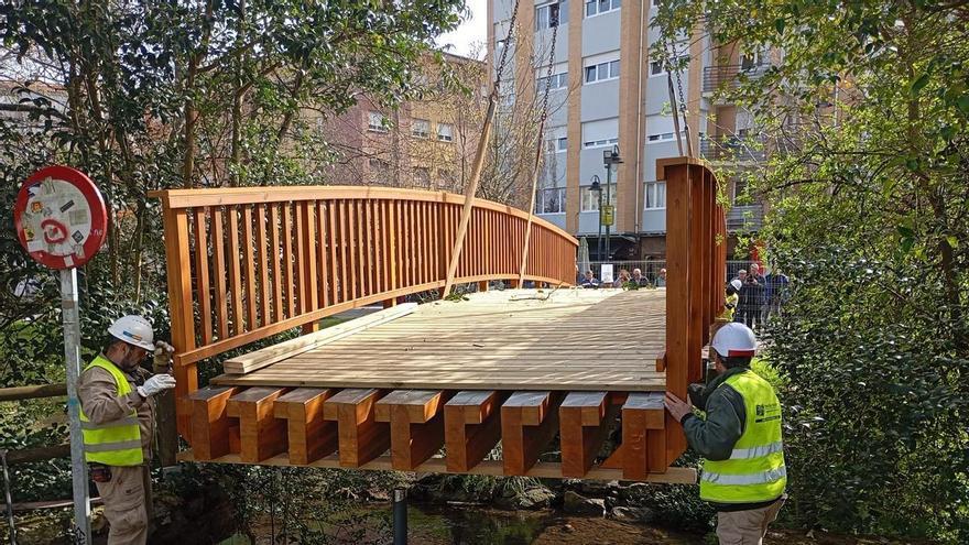 Así fue el montaje del nuevo puente de madera de La Serrería, que une Villalegre (Avilés) con Las Vegas (Corvera)