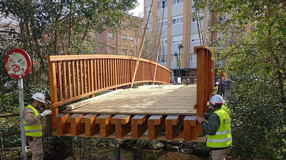 Así fue el montaje del nuevo puente de madera de La Serrería, que une Villalegre (Avilés) con Las Vegas (Corvera)