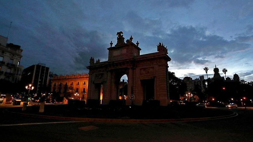 Luto en València: 56 monumentos apagados y banderas a media asta