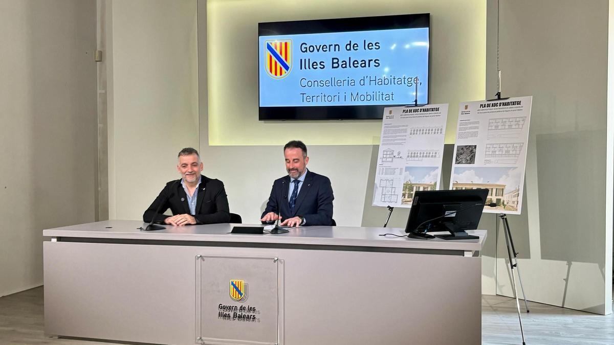 El alcalde Joan Carles Verd y el conseller José Luís Mateo, este lunes en Palma.