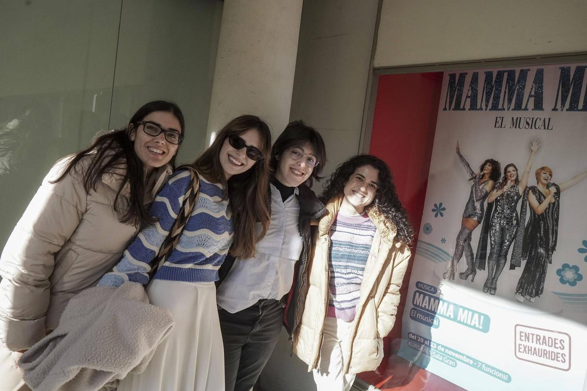 Les quatre amigues, davant del cartell que anunciava «Mamma mia!» al pati del Kursaal