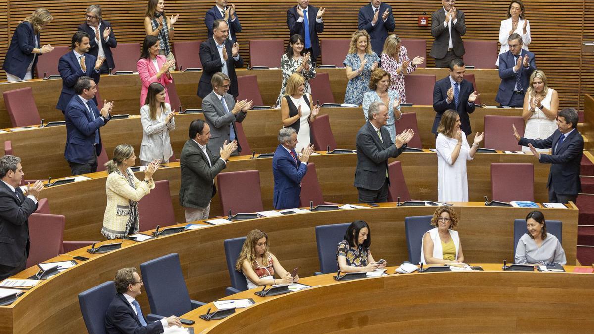 El grupo parlamentario popular aplaude a Carlos Mazón al finalizar el pleno de investidura que lo eligió presidente de la Generalitat.