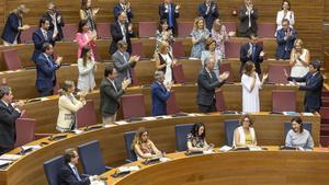 El grupo parlamentario popular aplaude a Carlos Mazón al finalizar el pleno de investidura que lo eligió presidente de la Generalitat.