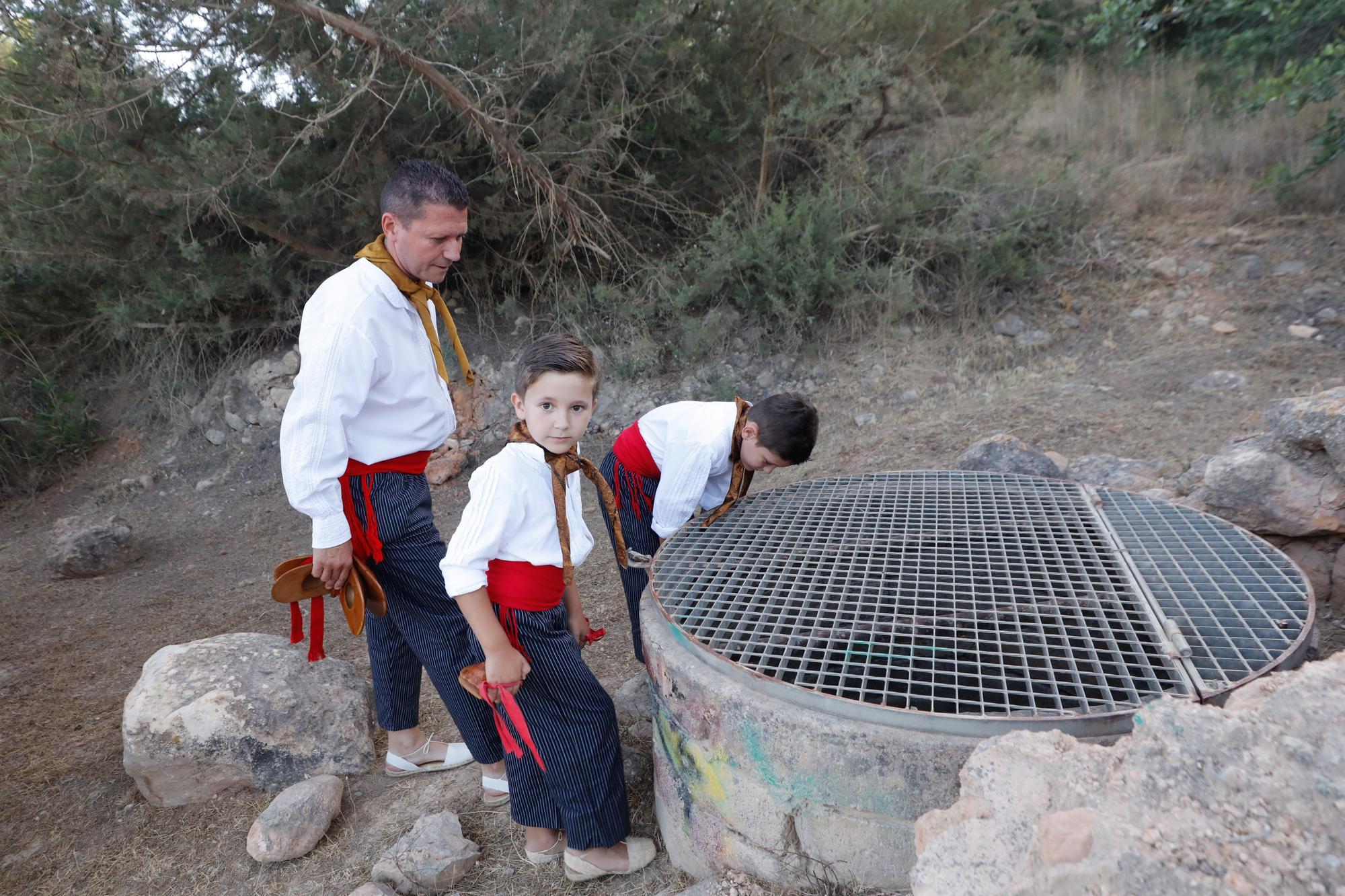 Las imágenes de la 'ballada' popular en el Pou des Escarabats, en Buscastell.