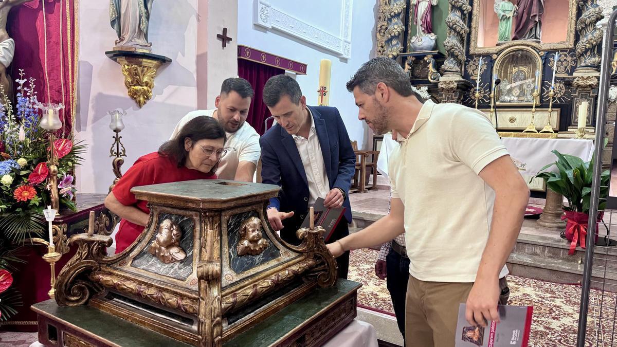 El diputado de Cultura, Alejandro Clausell, ha sido el encargado de entregar la peana a la población y ha destacado la “profesionalidad” de los técnicos que han llevado a cabo los trabajos de restauración.