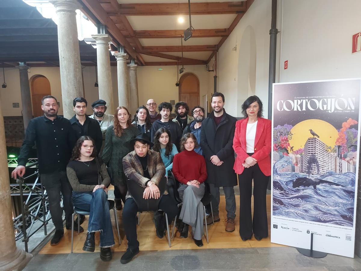 De pie, por la izquierda, Sergio Valbuena, Adrián Neo, Roberto García-Álvarez, Lía Lugilde, Marta López, Ricardo Alonso, Rodrigo Agüeria, Pablo Casanueva, Jandro Llaneza, Aitor Martínez Valdajos y Montserrat López Moro. Sentados, por orden, Nina Alonso, Álex Corte, Paula Álvarez y Lucía Corte, en el Antiguo Instituto.