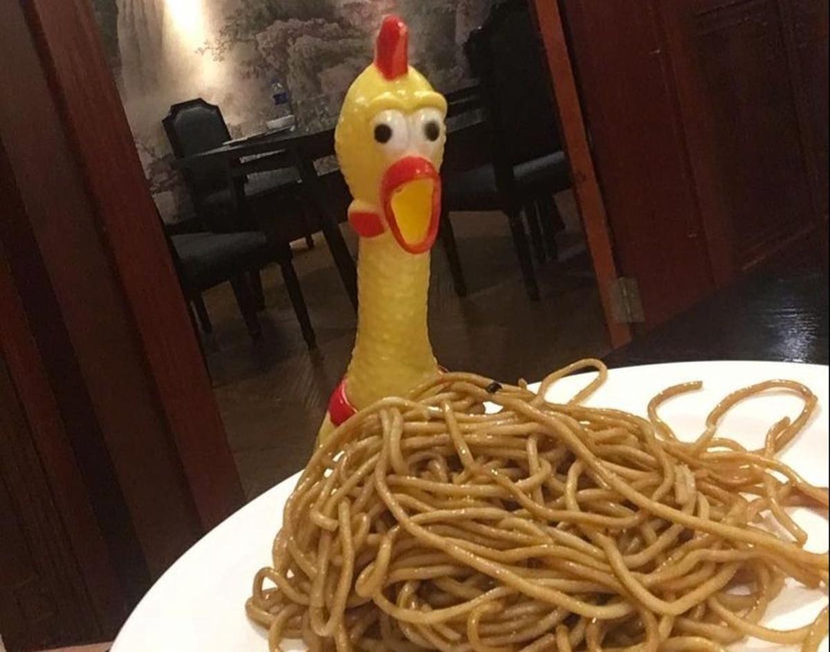 McPollo comiendo noodles en uno de los desplazamientos a Asia.