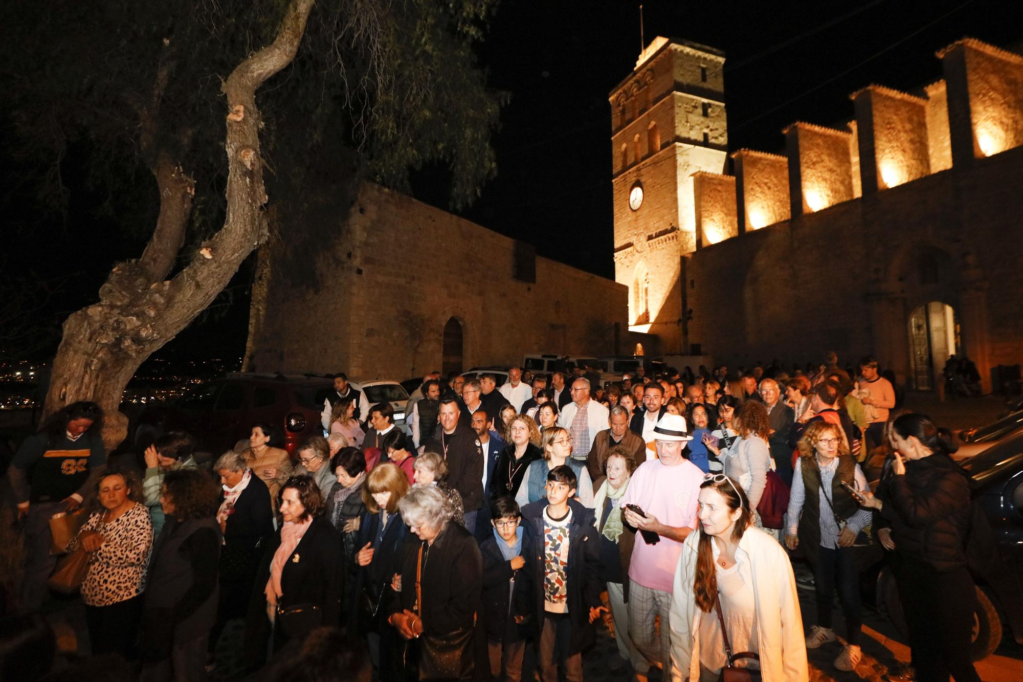 Mira aquí todas las fotos de la procesión del Viernes de Dolores en Ibiza