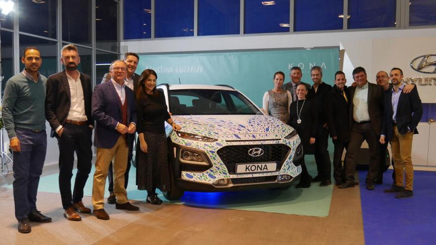 El equipo de Autiber Motor junto a una unidad del Hyundai Kona.