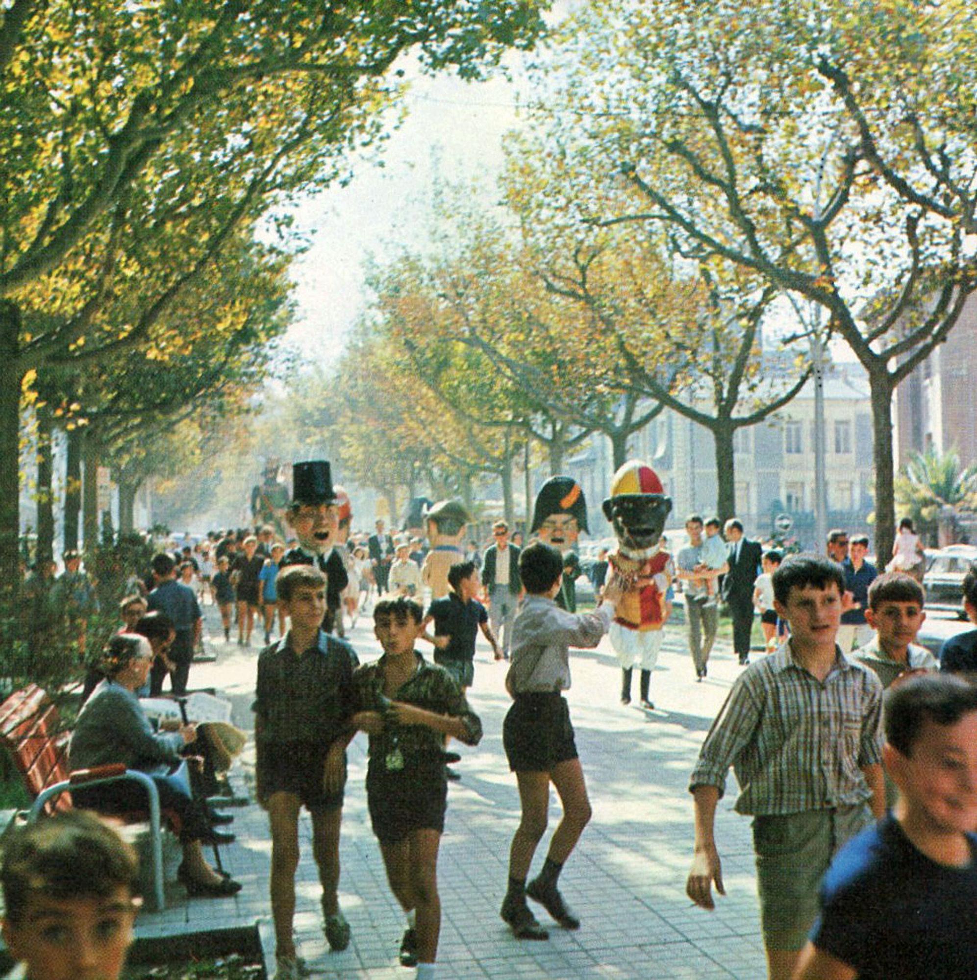 Fotos antiguas de las Fiestas del Pilar de Zaragoza: de la lectura del pregón a caballo a las ferias