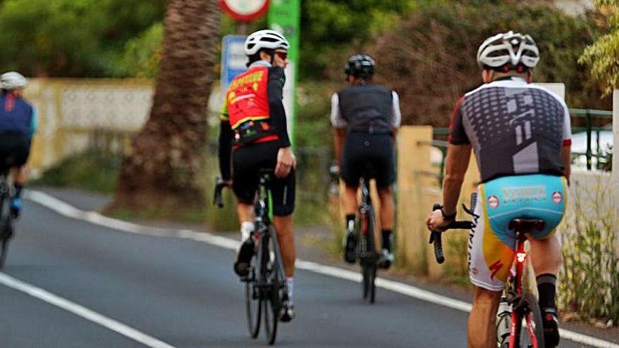 Los ciclistas salen a las carreteras para entrenar