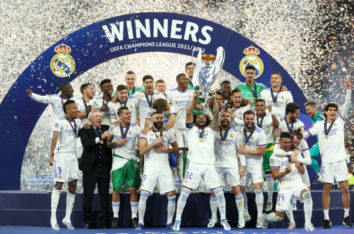 Los jugadores del Real Madrid levantan la Copa de Europa tras ganar al Liverpool en París.