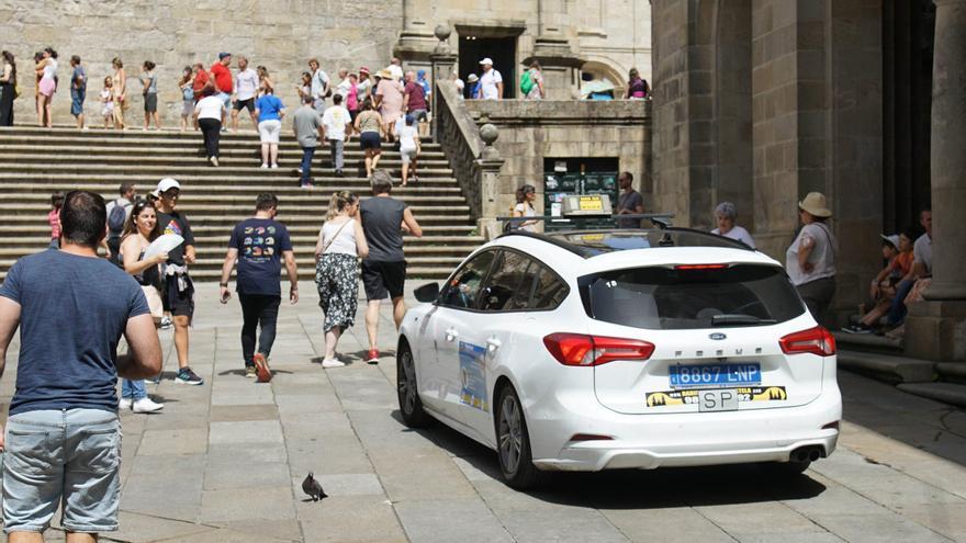 Raxoi pide a la Xunta 29 licencias más de taxi y un cambio legal para que haya más en temporada turística